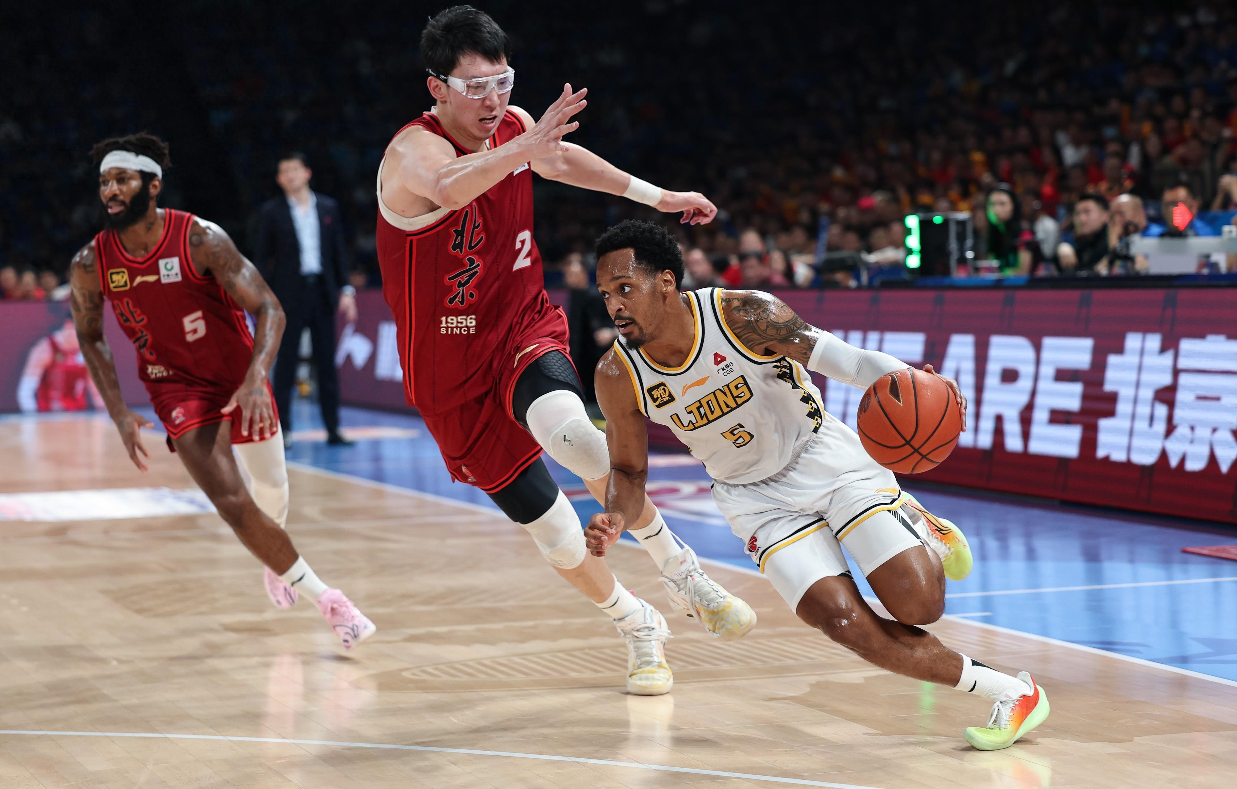 九游娱乐平台-包含欧联倒计时，深圳男篮赛后远射贴柱，细节引发关注，气氛紧张，临场指挥获称赞的词条